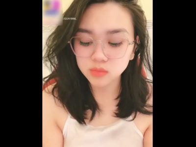 Hot girl mắt kính Trà YYlive show hàng cực gắt